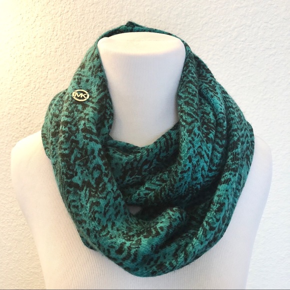Michael Kors Accessories - Michael Kors infinity loop scarf 🧣